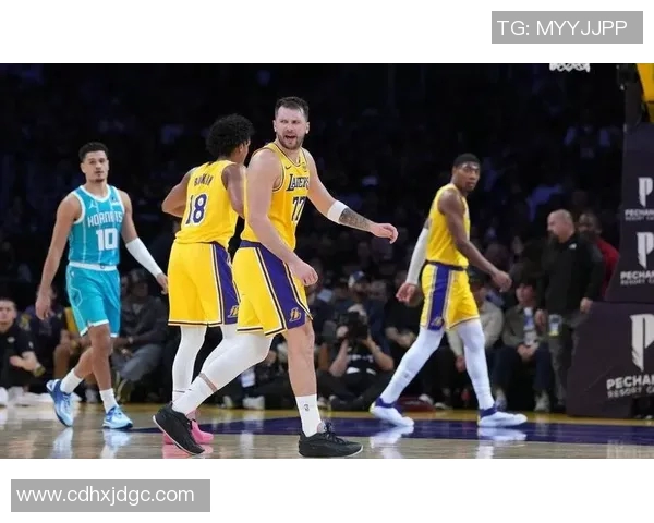 湖人崩盘真相：东契奇39分难掩替补席7中0噩梦，三球30分背后是管理层的失职