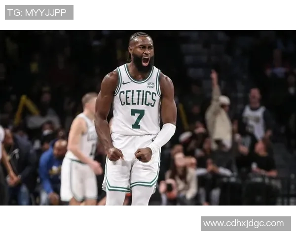 杜兰特意外休战，只因踩到球迷，导致脚踝扭伤，22岁探花再获上位良机