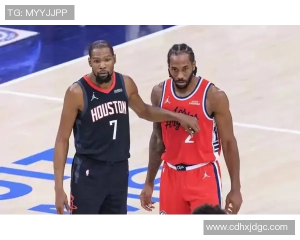 美媒热议！伦纳德与杜兰特赛后低头密语，联手悬念骤起，火箭成潜在下家